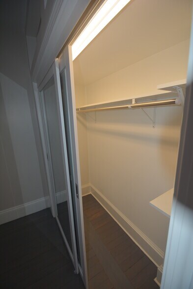 Building Photo - 31 Claybourne St