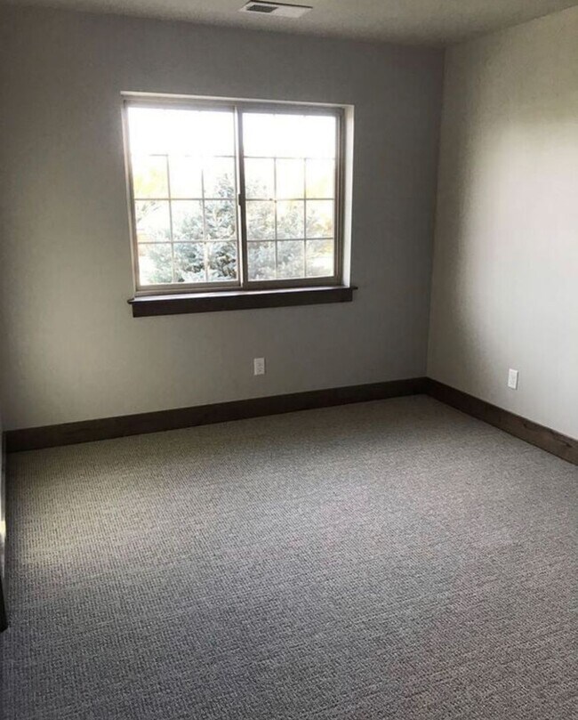 Building Photo - End Unit 3 Bedroom 2 Bathroom Condo