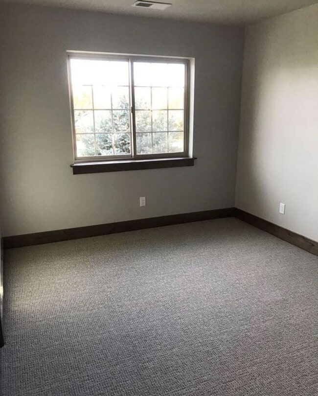 Building Photo - MOVE IN TODAY Beautiful 3 Bedroom 2 Bathroom Condo