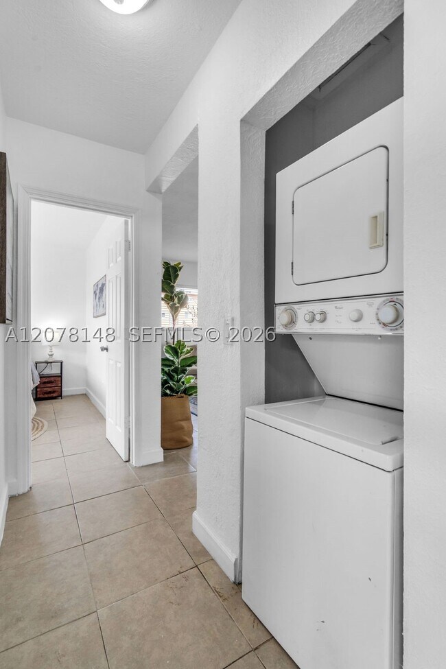 Building Photo - 1021 NW 23rd Ct
