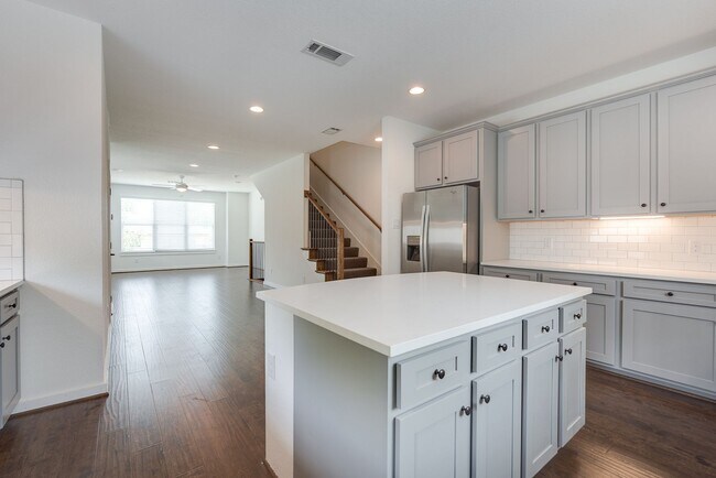 Building Photo - *MOVE IN SUMMER 2026* $6875/$1375 per bed average 5 bed 5.5 Bath Walk to TCU