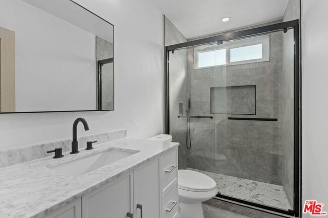 Building Photo - 2447 Beachwood Dr