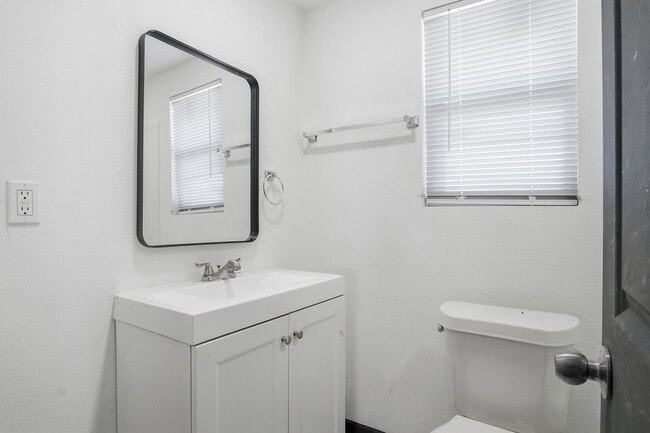 Building Photo - Beautiful 1 bedroom 1 bath apartment near SW 59!