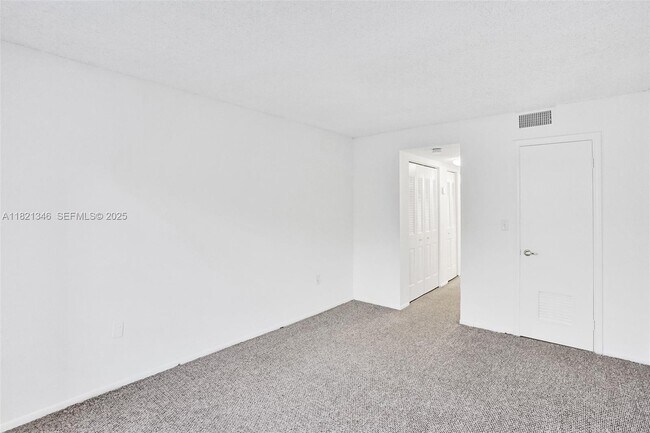 Building Photo - 1595 NE 135th St