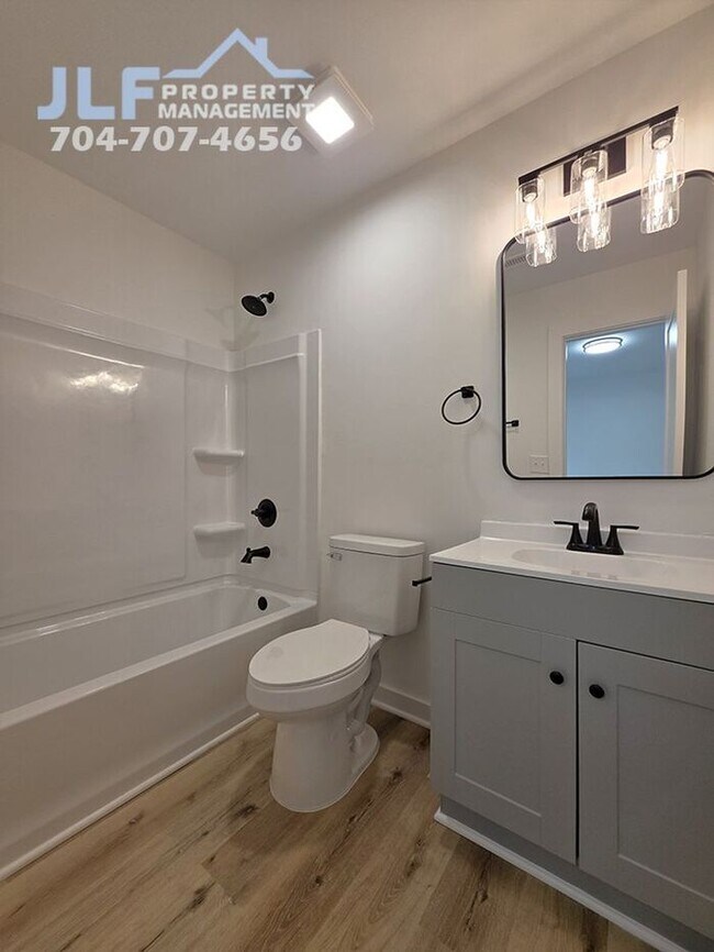 Building Photo - Brand New Construction 2 Bed/ 2 Bath Home in New London!