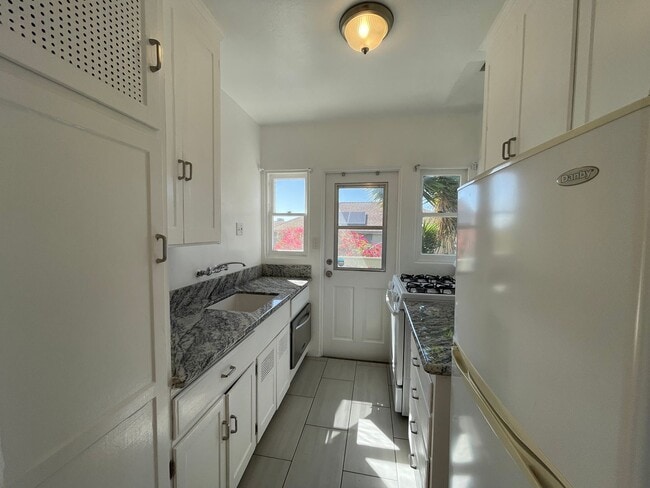 Building Photo - 3538 State St