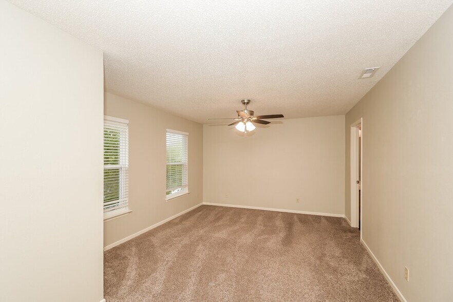 Building Photo - 941 Ravine Dr