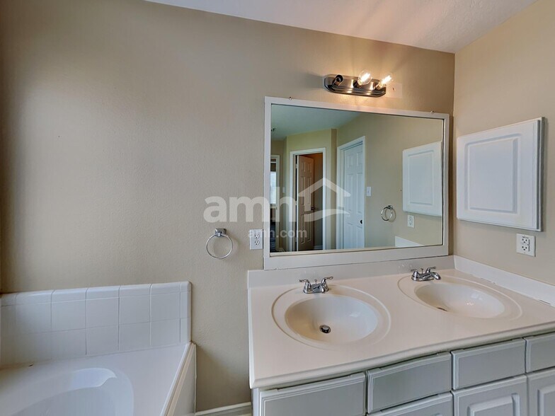Building Photo - 17907 Juniper Green Trl