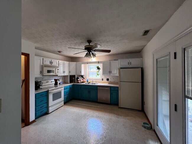 Building Photo - 3886 Knollwood Dr
