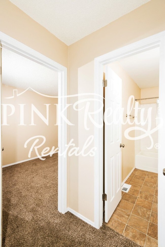 Building Photo - Great 2-Story Townhome in Soaring Eagle