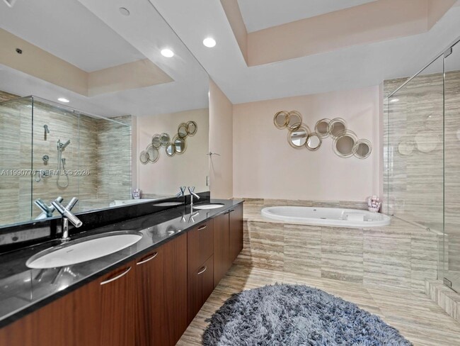 Building Photo - 15901 Collins Ave