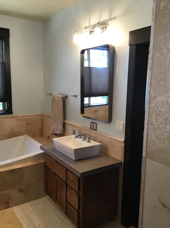 Building Photo - Gorgeous 4 Bedroom Home on Awbrey Butte!