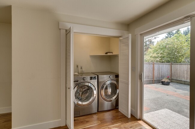Building Photo - Amazing Updated Rambler in Kirkland with B...