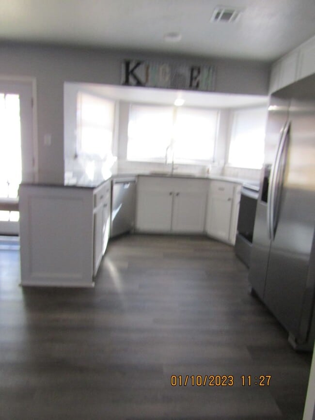 Building Photo - Great home located on the eastside, walking distance to MacArthur Schools.