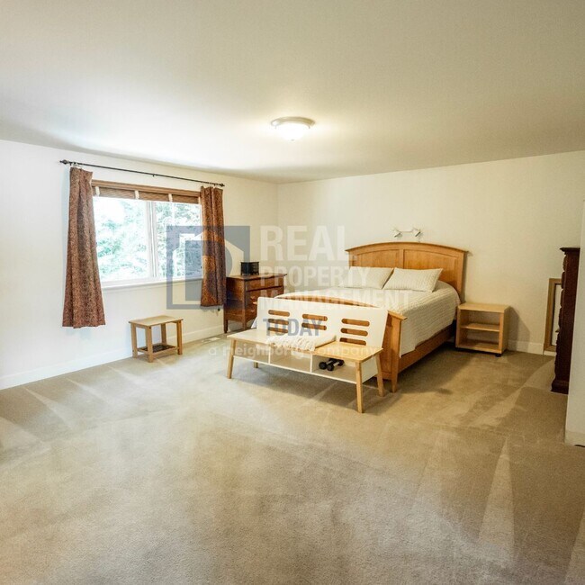 Building Photo - Beautiful 3 Bedroom and 2.5 Bathroom Home!...
