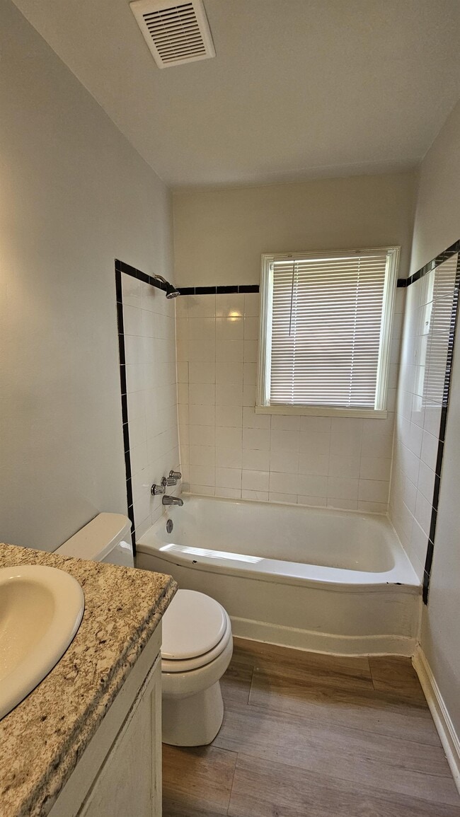 Building Photo - 900 Leigh Ave