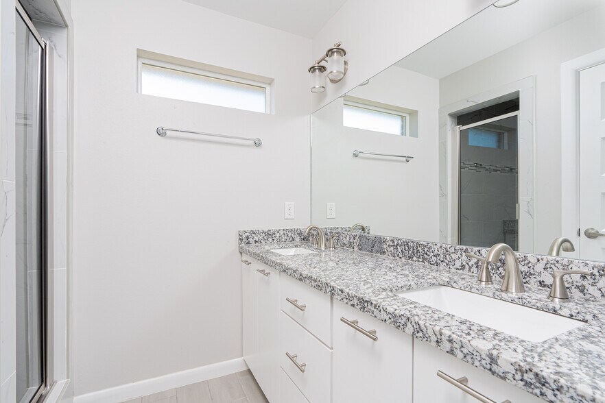 Master Vanity - 2004 Ginger Ave