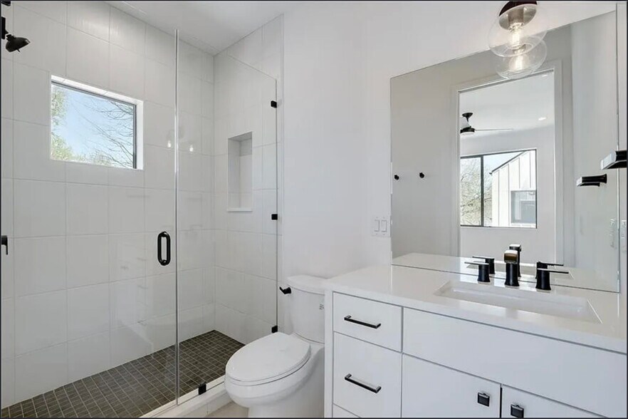 Building Photo - 2423 Wilson St