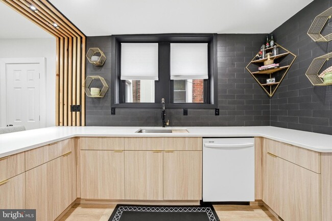 Building Photo - 268 W Duncannon Ave