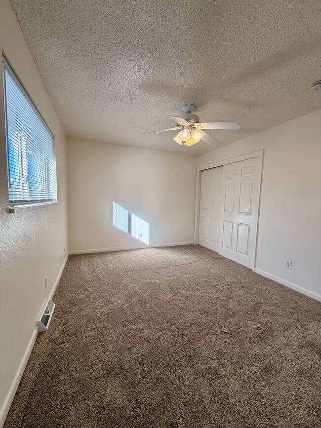 Building Photo - Lovely 5-bedroom, 2¾-bath home located in ...