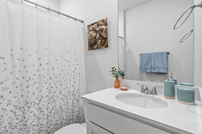 Building Photo - Quiet 4 Bedroom Oasis in Farmington