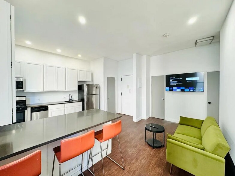 Building Photo - Furnished room/NOT APARTMENT