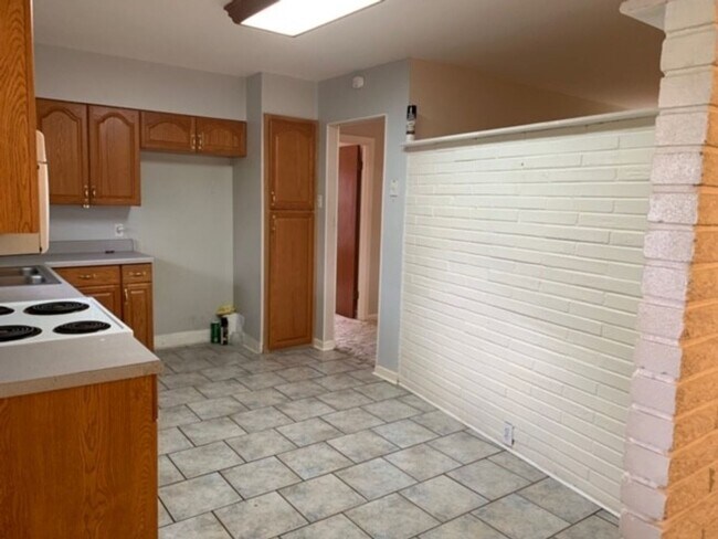 Building Photo - Lovely 3 bedroom 2 bath home