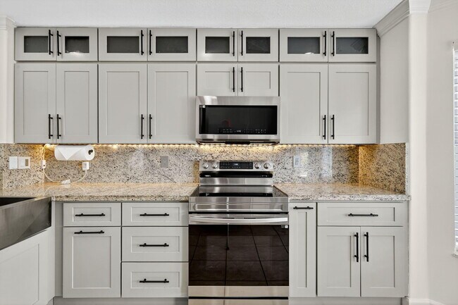 Building Photo - 8225 Pelican Harbour Dr
