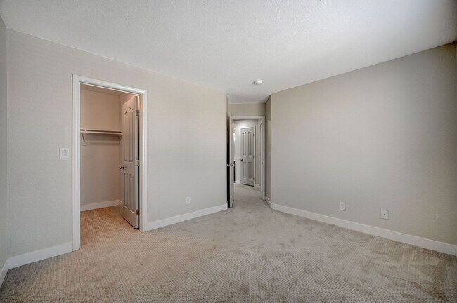 Building Photo - Gorgeous 5 Bedroom 3 Car Garage Home in th...