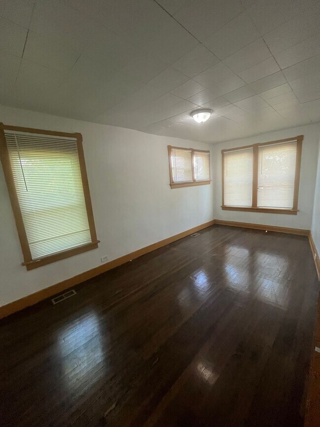 Building Photo - Spacious & Smart Layout! 3-bedroom, 1-bath...