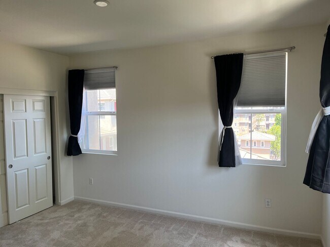 Building Photo - Bright Corner 3BD/3BA Townhome Near BART & Great Mall!