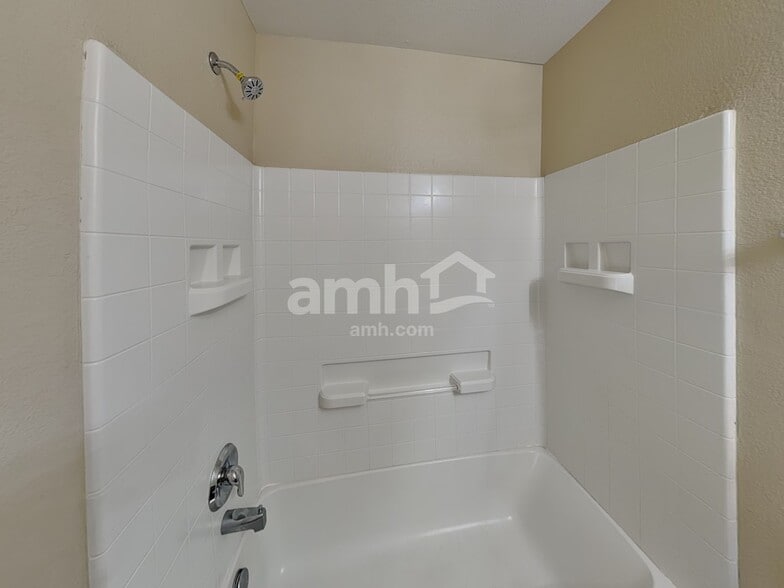 Building Photo - 19904 Robins Dr