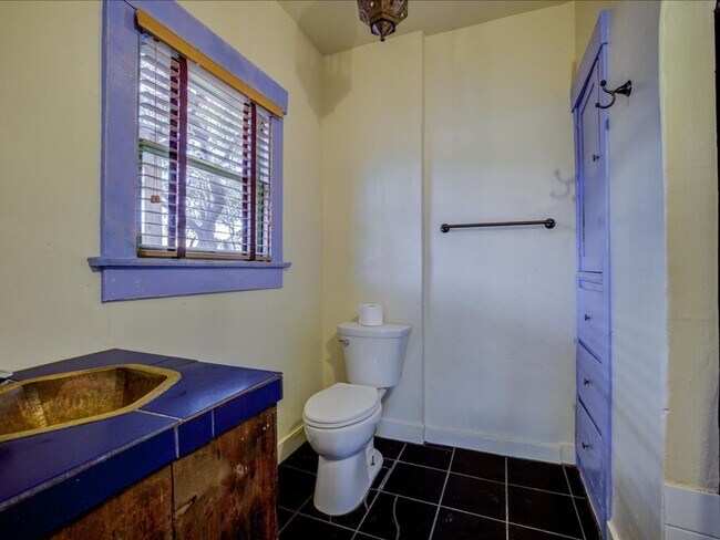 Building Photo - 2 Bedroom 2 Bathroom