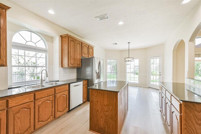 Building Photo - 11918 Mariposa Canyon Dr