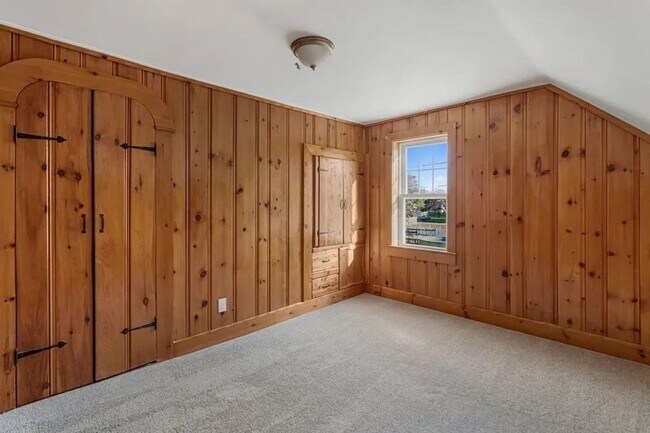 Building Photo - Sunny & Bright Updated 2 BA / 1 Ba Home in Dartmouth