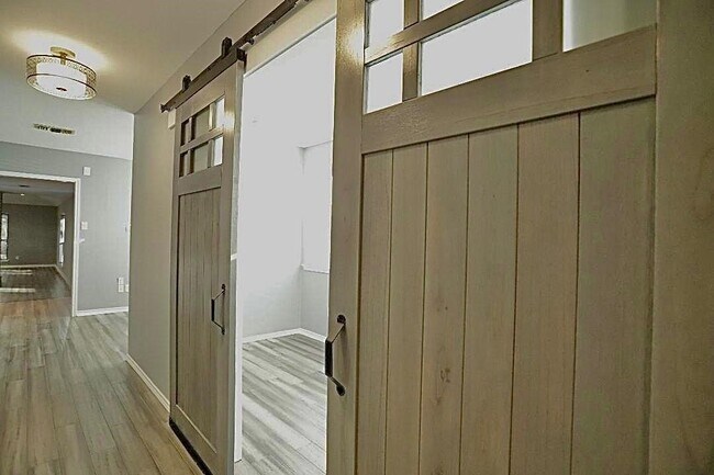 Building Photo - 16 Golf Vw Mnr