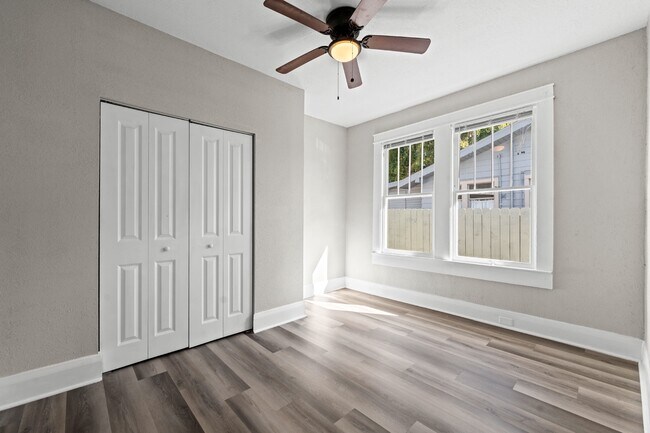 Building Photo - 1010 E Lake Ave