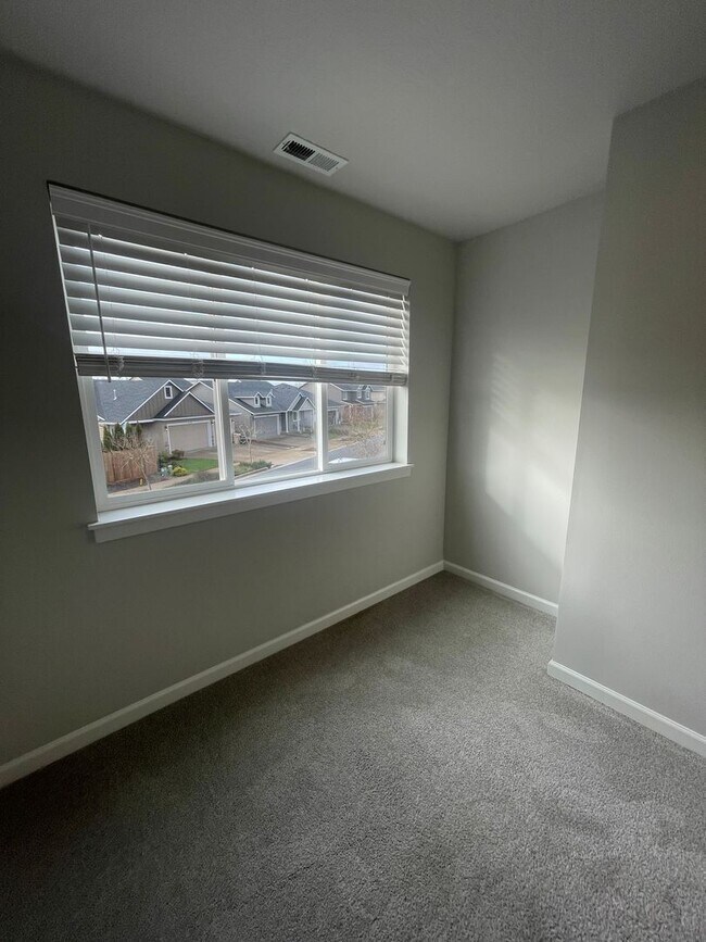 Building Photo - ** MOVE IN SPECIAL!** Must See in NE Albany!