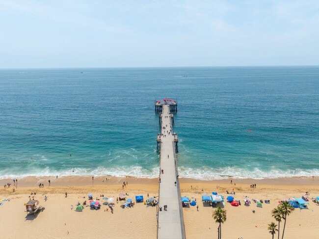 Building Photo - Fully furnished unit at the beach - Newport Beach Balboa Peninsula