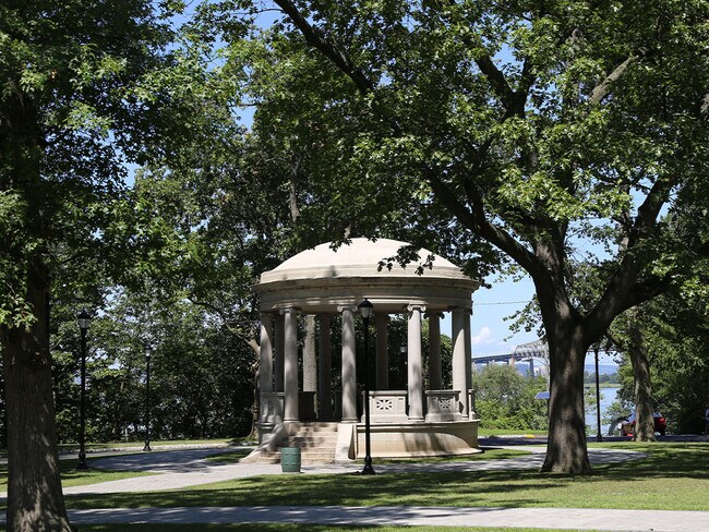 Building Photo - 41 E 48th St