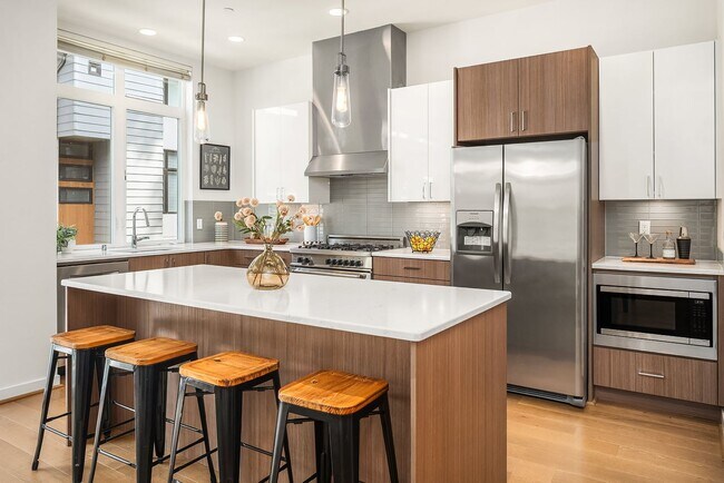 Building Photo - Fantastic Bellevue Townhouse with View...