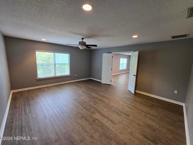 Building Photo - 180 Thornloe Dr