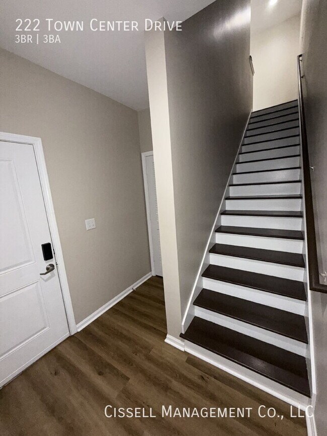 Building Photo - 222 Town Center Dr