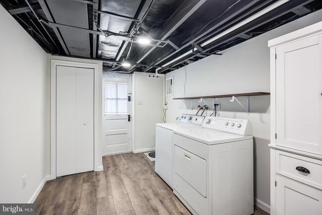 Building Photo - 113 W Albertson Ave