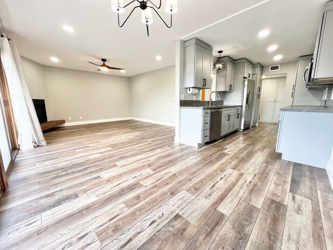 Building Photo - Spacious 2 Bedroom, 2 Bath Condo in Desira...