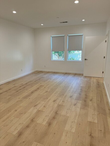Building Photo - 6731 Kraft Ave