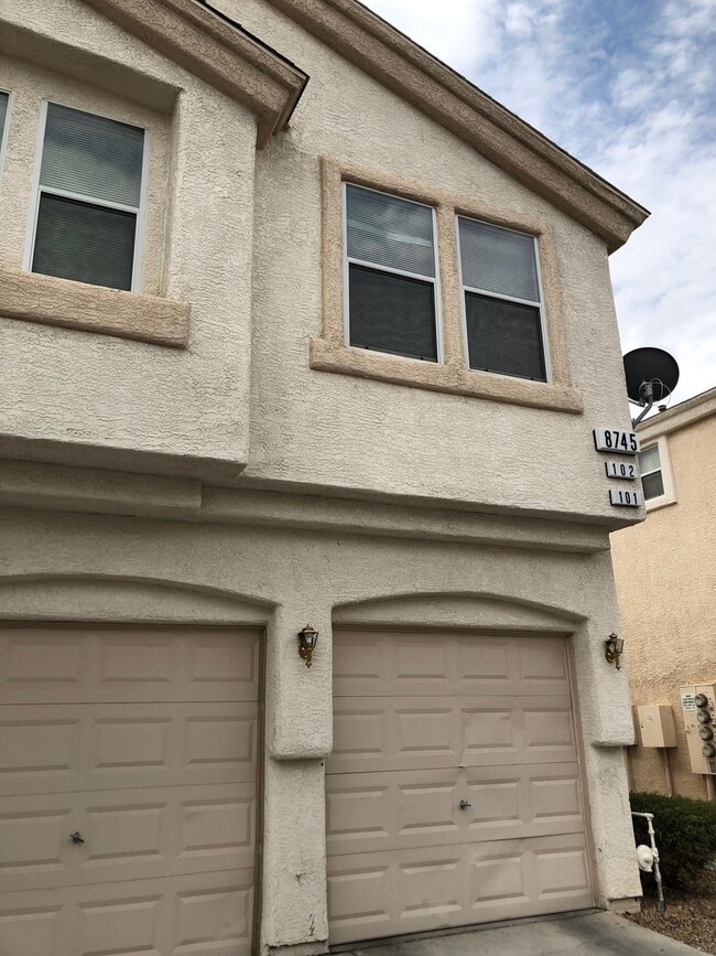 Building Photo - 2 Bedroom Townhome