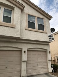 Building Photo - 2 Bedroom Townhome