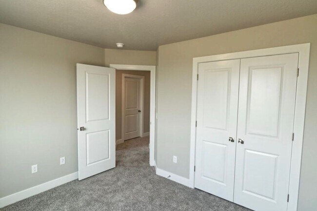 Building Photo - Cedar Bend Townhome,  Pets Okay