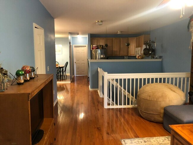 Building Photo - 1 Month Free rent! Awesome 3 Bedroom Medic...